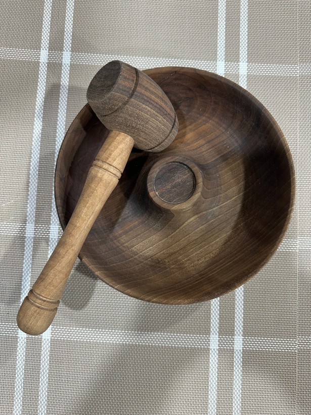 گردو شکن چوبی چکشی